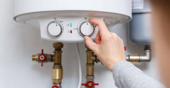 Plombier : le pro du chauffe-eau thermodynamique : duo gagnant avec une pompe à chaleur