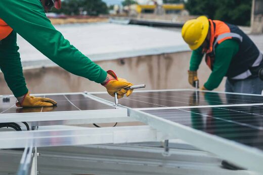 Installer des panneaux photovoltaïques en zone urbaine : défis et solutions